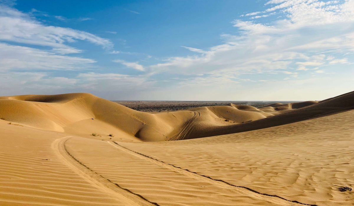 Wydmy pustyni Salalah z błękitnym niebem
