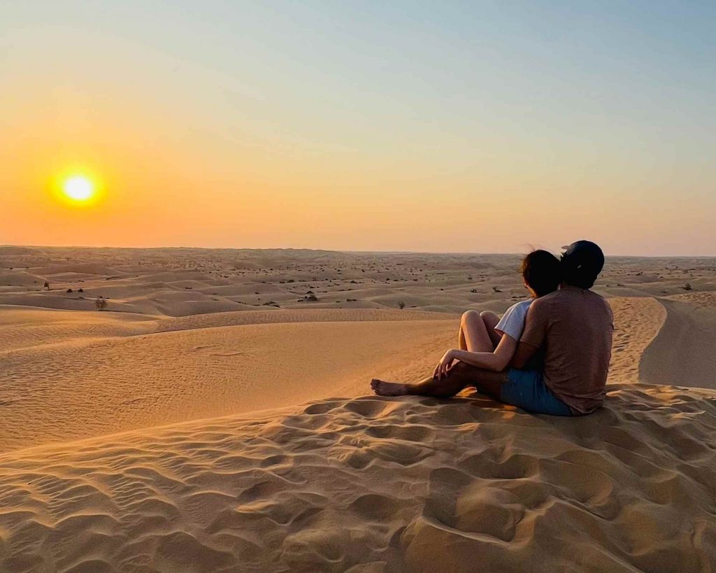 Romantico tramonto nel deserto