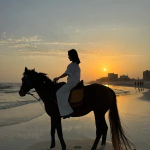 萨拉拉海滩骑马