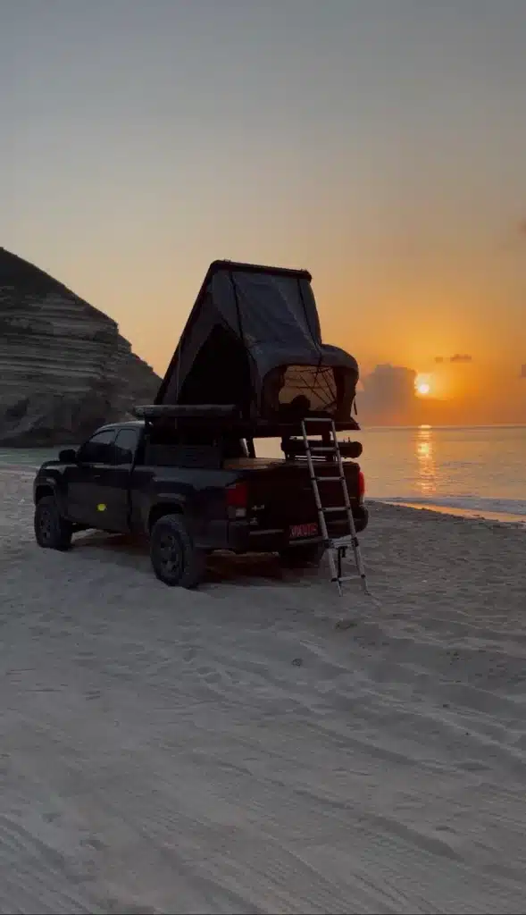サラーラビーチのルーフトップテント付き4WDレンタル