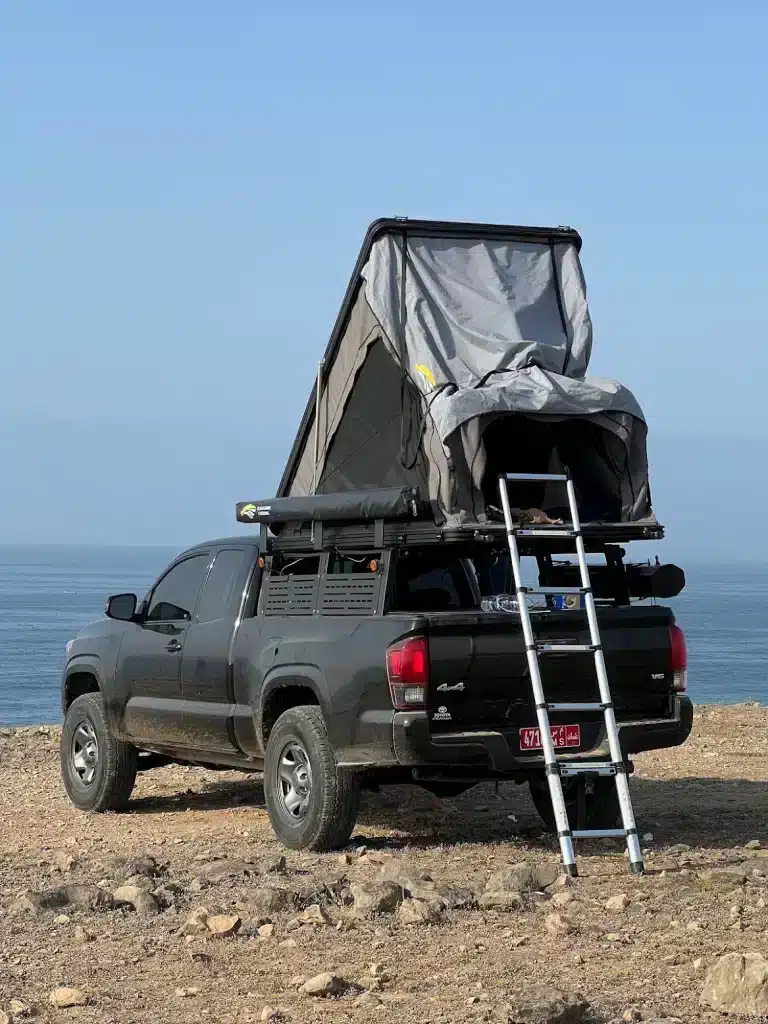 オマーンでルーフトップテント付きの4WD車をレンタル